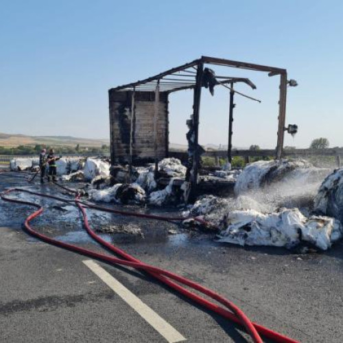 Autocamion în flăcări pe autostrada A10