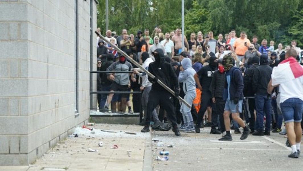 Condamnare record pentru un bărbat implicat în revoltele anti-migranți din Anglia