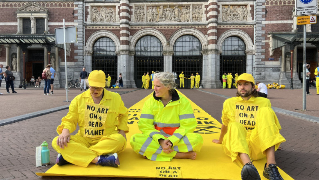 Activistii de mediu blocheaza intrarea Muzeului Rijksmuseum din Amsterdam