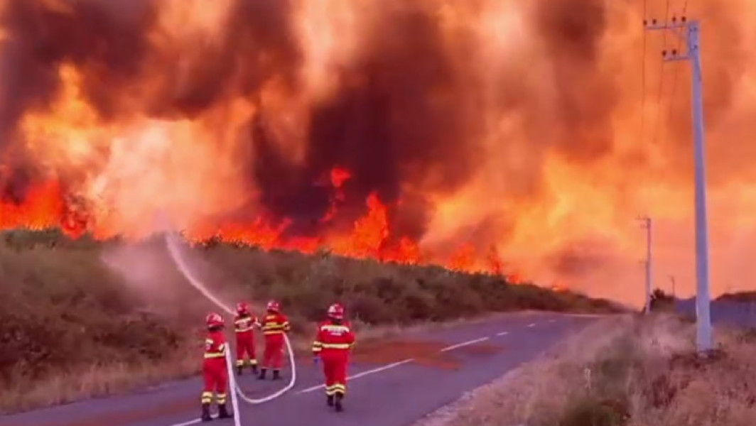 Incendiul din Maramureș a fost stins de sute de pompieri