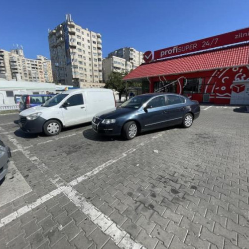 Sofer din Cluj, prins parcat pe două locuri la un supermarket