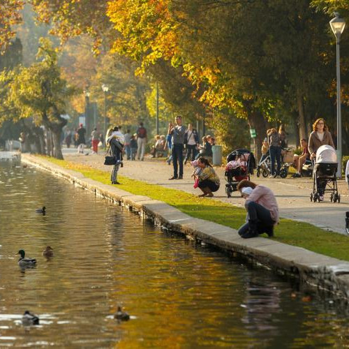 Oameni fără adăpost își fac „cazare” în Parcul Central Simion Barnutiu din Cluj-Napoca