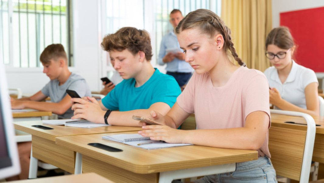 Interzicerea telefoanelor mobile în școli: Colegiul Calvijn din Olanda conduce prin exemplu