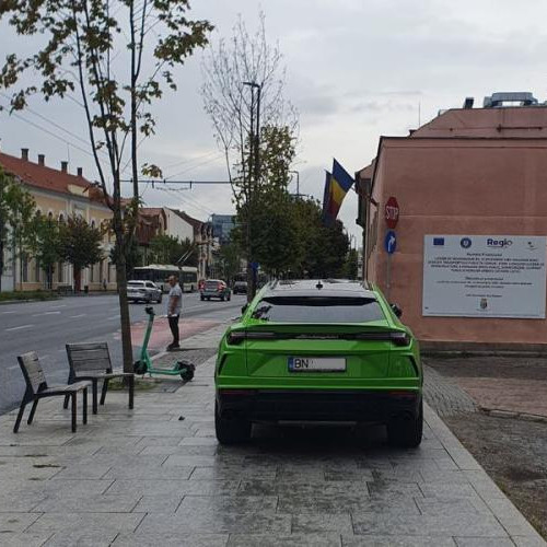 Sofer bistritean &quot;parcheaza&quot; pe trotuar in Cluj-Napoca