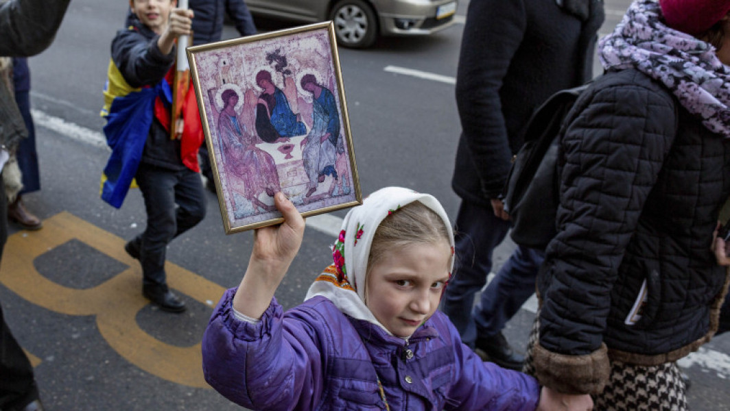 Grupuri religioase extremiste atacă educația de gen la nivel global, conform unui nou raport