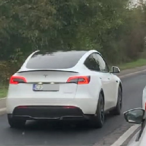 Incident rutier pe străzile din Cluj: O mașină Tesla a depășit pe linie continuă