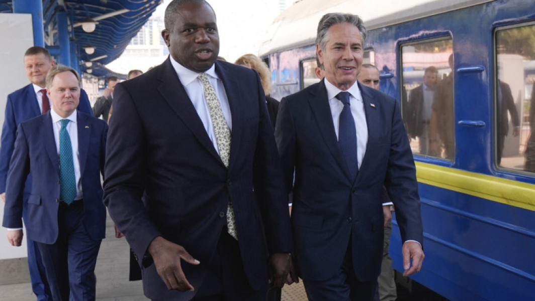 Blinken și Lammy în vizită la Kiev pentru discuții esențiale în contextul războiului cu Rusia