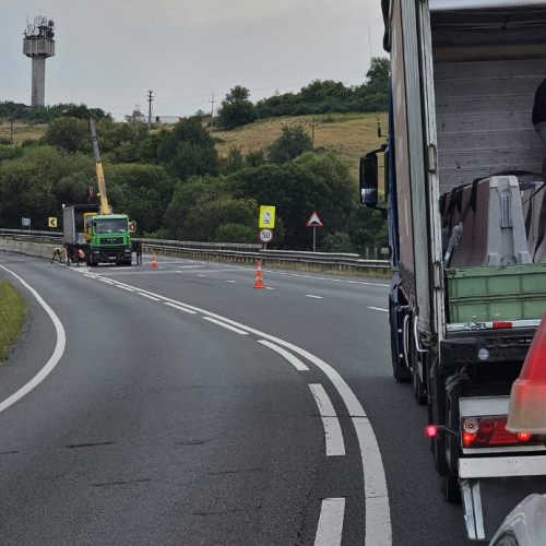 Tinerii demontează parapetul de pe centura Gherla, sofer alertat prin 112