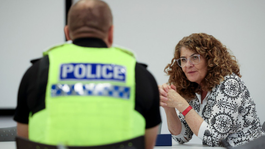 Ministrul britanic al poliției, Diana Johnson, jefuit în timpul unei reuniuni