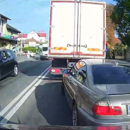 Un sălăjean cu BMW, la un pas să provoace un accident pe o stradă din Cluj, după o manevră neinspirată: ,,Câți idioti de genu' sunt în trafic” - VIDEO