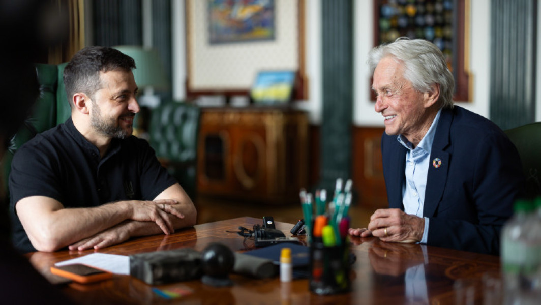Președintele Ucrainei, Volodimir Zelenski, întâmpină la Kiev pe actorul Michael Douglas