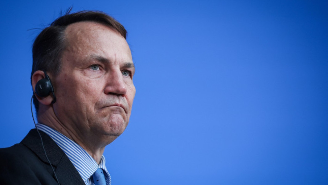 Radoslaw Sikorski propune suspendarea ajutoarelor sociale pentru bărbații ucraineni în Europa