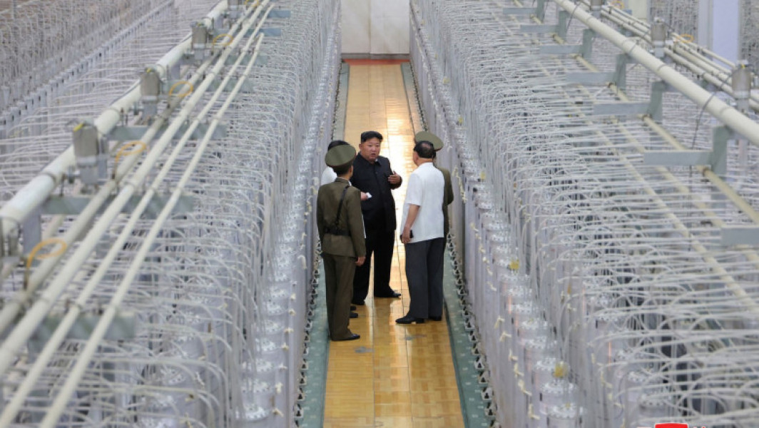 Imagini rare cu Kim Jong-un la un centru de îmbogățire a uraniului în Coreea de Nord