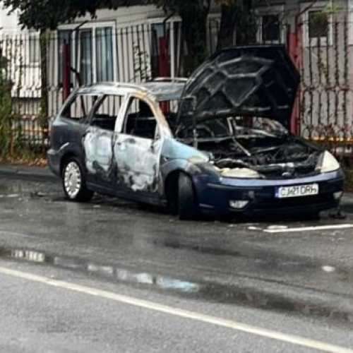 Un autoturism a luat foc pe strada Anina din Cluj-Napoca