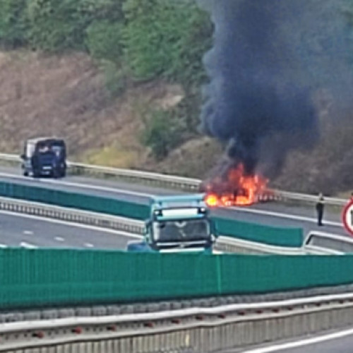 Incendiu la un autoturism pe autostrada Transilvania, fără victime