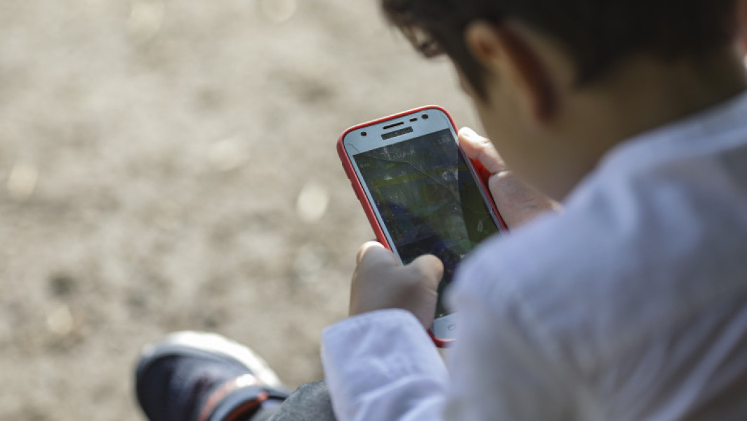 Interzicerea telefoanelor mobile în școli creează controverse în România