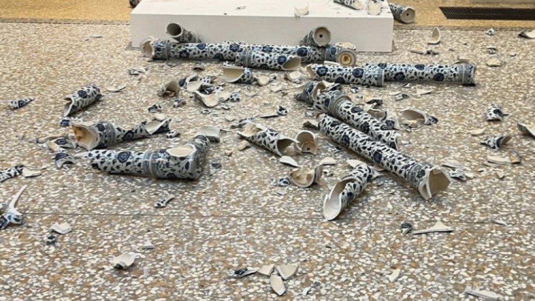 Un bărbat distruge o sculptură celebră a artistului Ai Weiwei