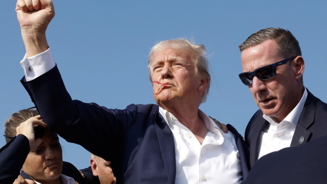 Susținătoare opuse ale lui Trump și ale democraților, mușcate de teorii ale conspirației