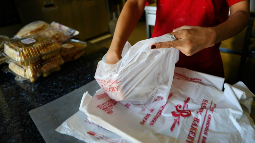 California interzice pungile de plastic în magazinele alimentare