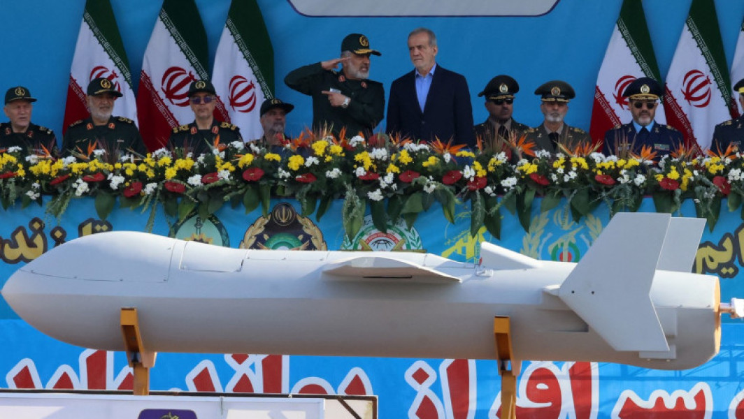 Iranul prezintă drona kamikaze Shahed-136B în cadrul unei parade militare