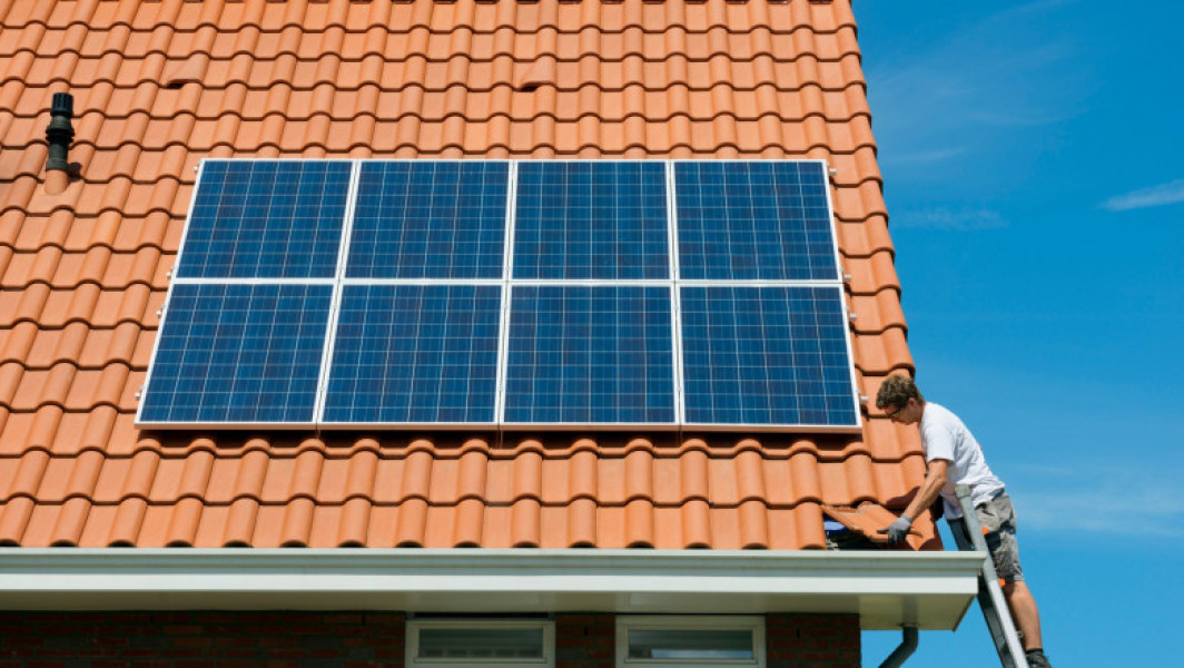 Senatul votează eliminarea obligației de stocare a energiei pentru prosumatori