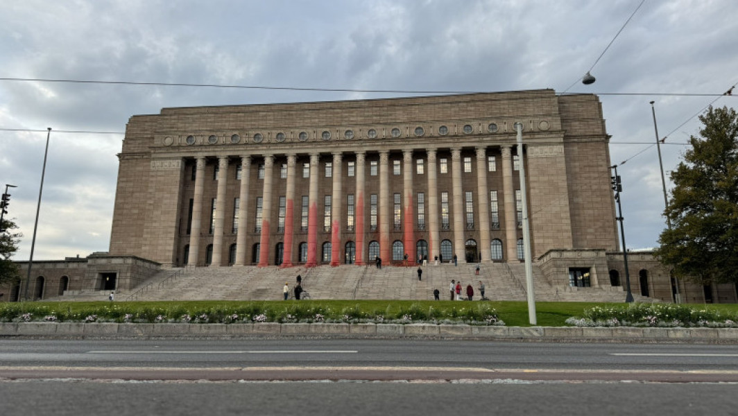 Proteste de mediu în Finlanda: Clădirea Parlamentului stropită cu vopsea roșie