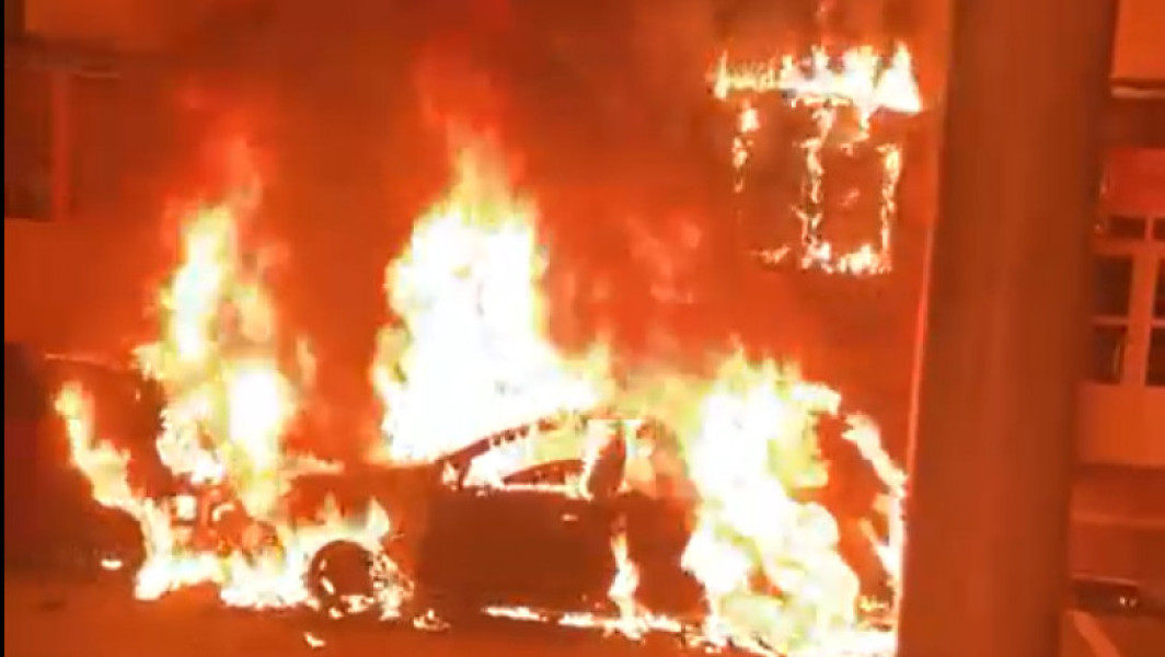 Atac incendiary în Codlea, Brașov: O mașină a fost arsă în plină noapte