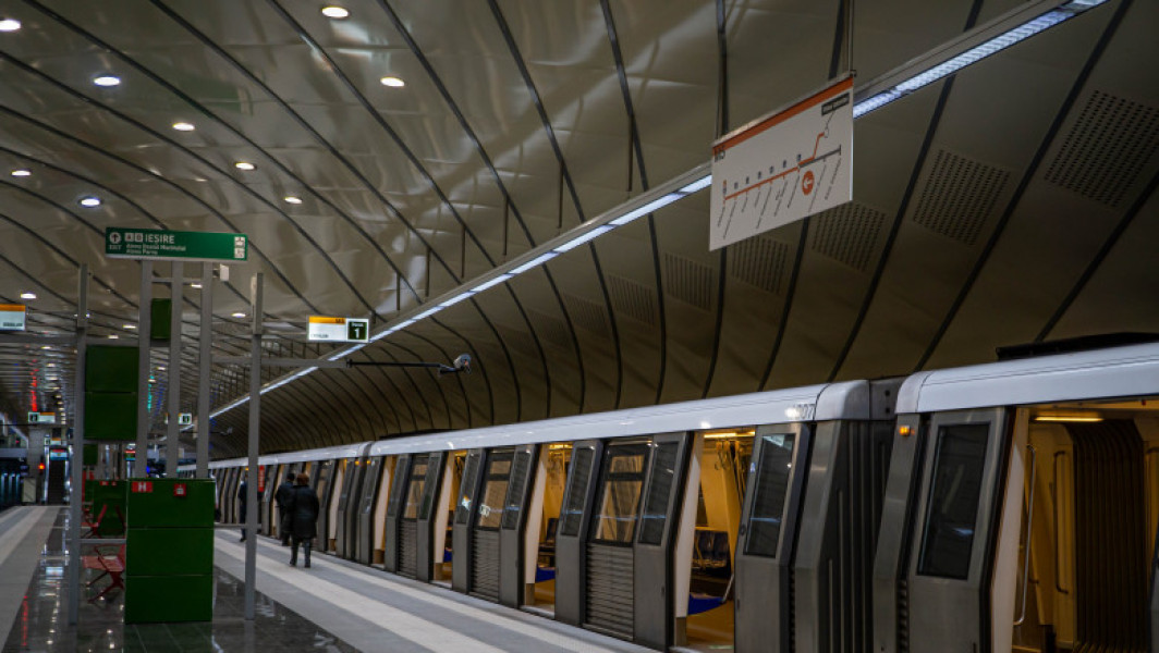 Elevii pot beneficia de abonamente lunare gratuite la metrou până în noiembrie 2025