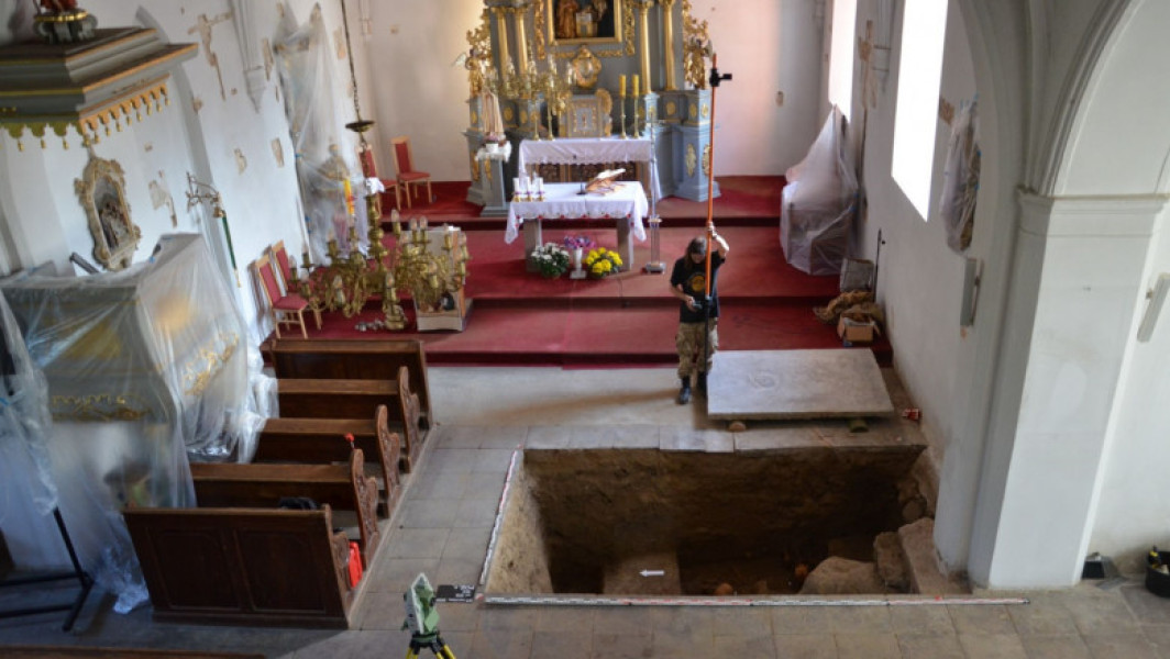 Descoperire surprinzătoare într-o biserică poloneză: un schelet cu secera în jurul gâtului