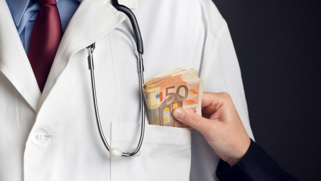 Fosta directoare a Spitalului General C.F. din Sibiu reținută pentru corupție