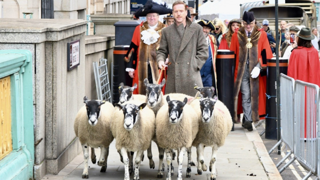 Damian Lewis participă la un eveniment tradițional pe Tamisa