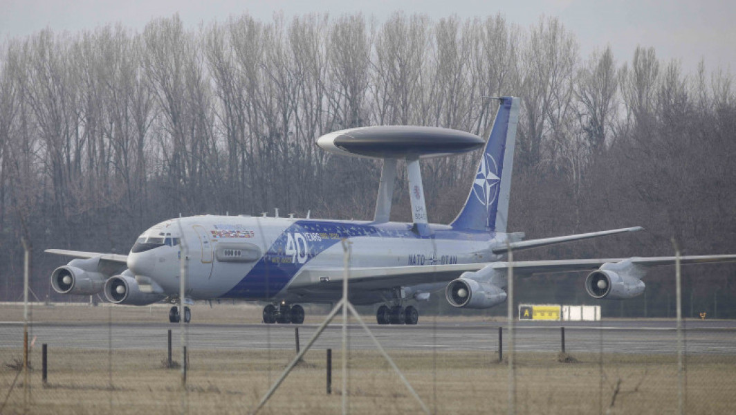 NATO trimite un avion radar AWACS pentru a monitoriza activitățile armatei ruse în România