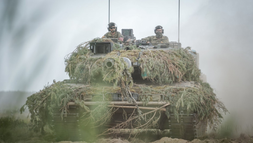 Tanc Leopard german, aflat pe un trailer, ajunge la uzinele Uralvagonzavod