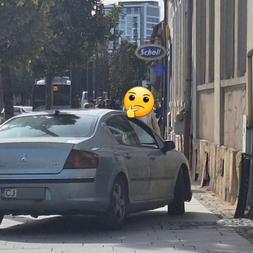 Parcare abuzivă pe trotuar în Cluj-Napoca