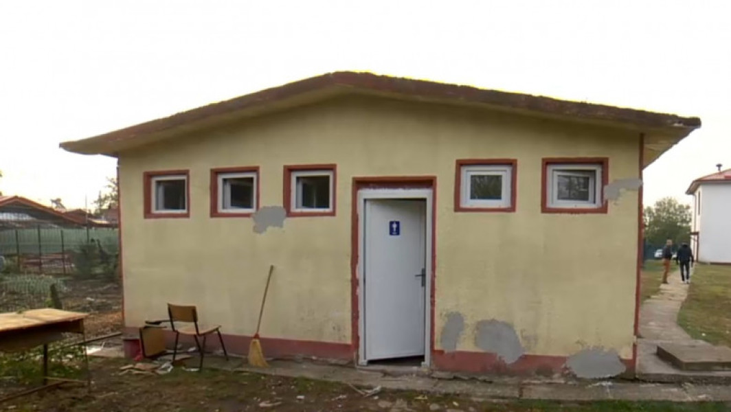 Toaletele din curtea şcolii din Măsteni, Teleorman, rămân o problemă nerezolvată