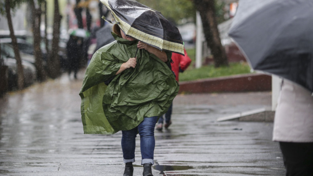 Furtuni și răcire accentuată a vremii în toată țara în primul weekend de octombrie