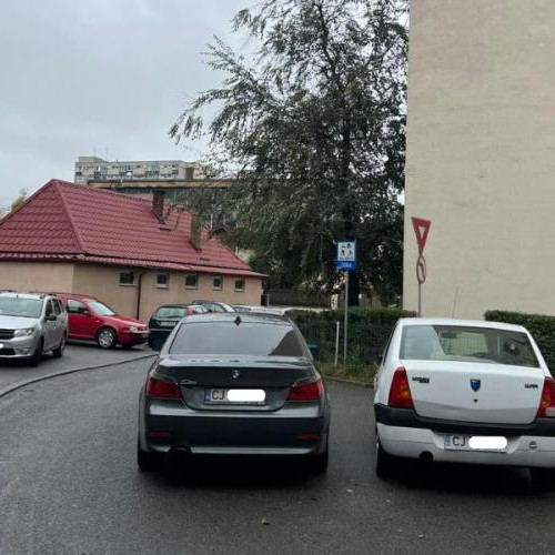 Șoferul unui BMW a parcat în mijlocul drumului pe Aleea Padin din Cluj-Napoca