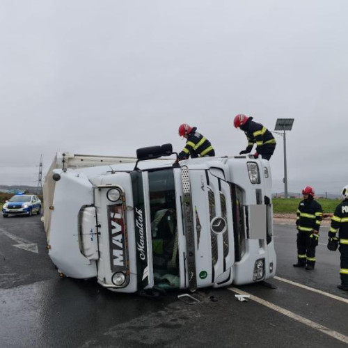 TIR răsturnat la ieșirea din Apahida, șoferul refuză internarea