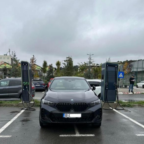 Soferul unui BMW blochează două locuri de parcare pentru mașini electrice la VIVO! Cluj