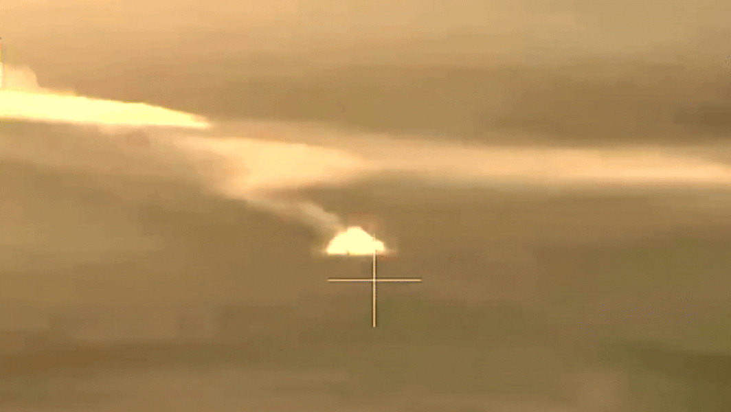 Soldații ucraineni distrug un tanc rusesc printr-o explozie spectaculoasă