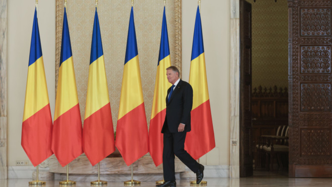 Klaus Iohannis decorează unități de învățământ, inclusiv colegii din Sibiu