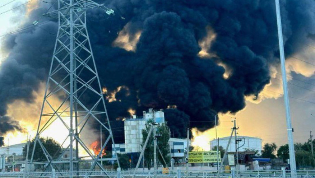 Incendiu devastator la un terminal petrolier din Crimeea, peste o mie de civili evacuati