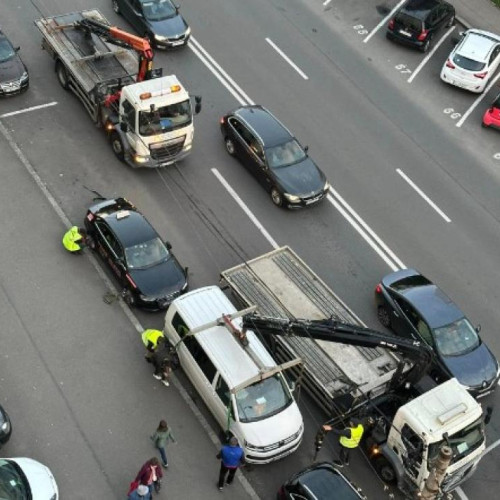 Ridicarea autoturismelor parcate neregulamentar pe strada Islazului din Cluj-Napoca