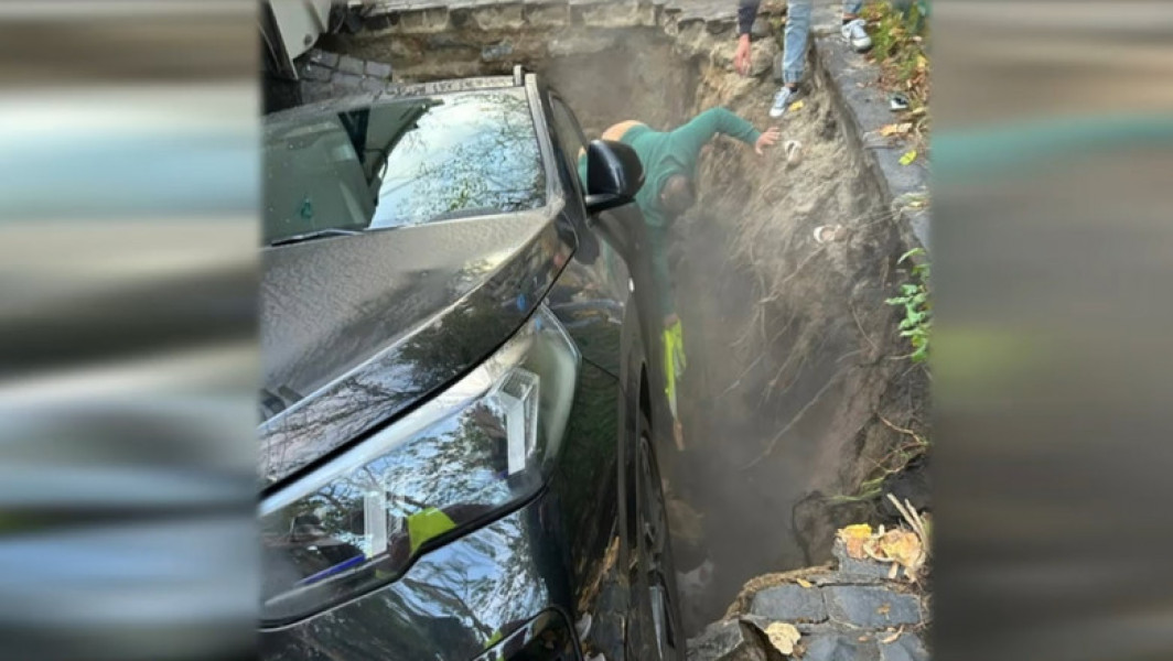 O mașină, complet înghițită de o groapă pe Șoseaua Orhideelor din București