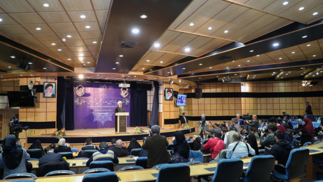 Zeci de parlamentari iranieni cer revizuirea doctrinei nucleare a Iranului