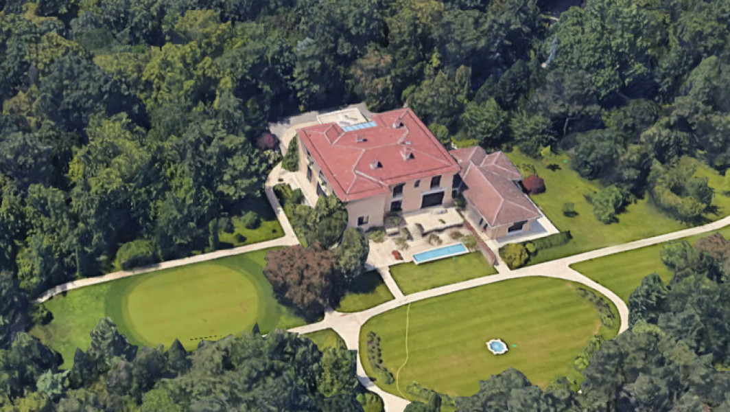 Klaus Iohannis are un mini-teren de golf la Vila Lac 3