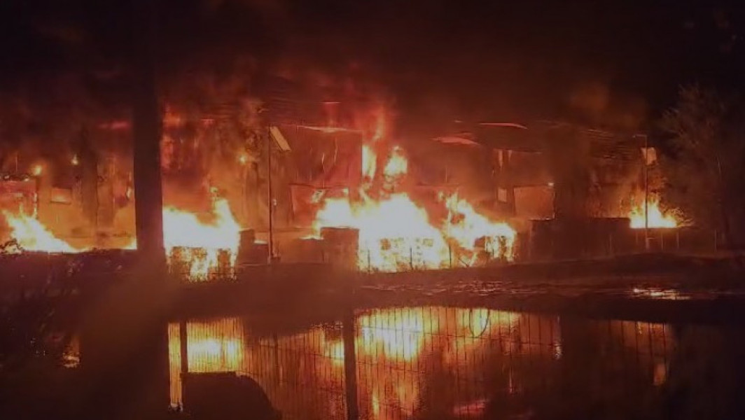 Incendiu devastator la o hala de reciclare din Tutora, peste 50 de pompieri au intervenit