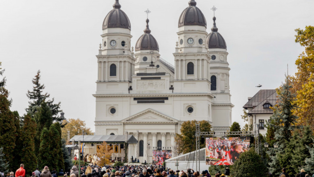 Candidatii la prezidentiale participa la Sfanta Liturghie de la Iasi