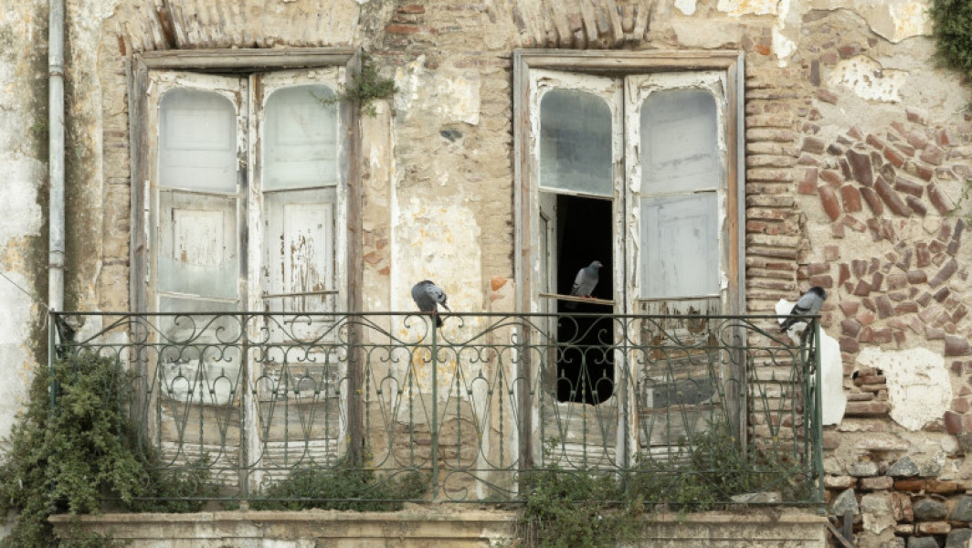 Calvarul unei familii de români, la muncă în Franța. Au ocupat ilegal o casă, au renovat-o. „Copiii au lucrat cot la cot cu mine”