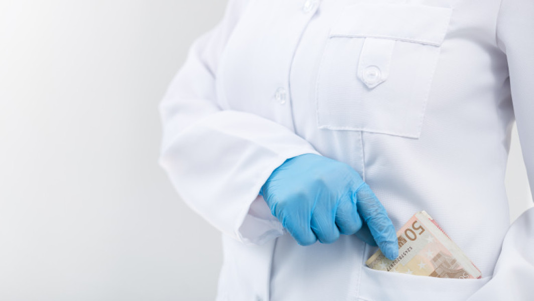 Medic din Craiova cercetat pentru luare de mită